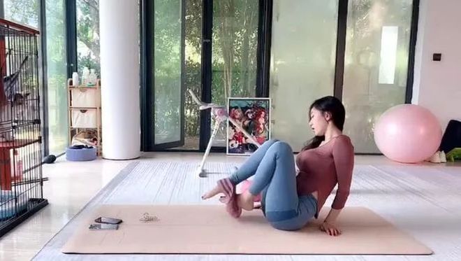 B体育·(sports)官方网站知名福利姬瑜伽直播裤底崩裂走G！水友提醒火速防爆(图2)