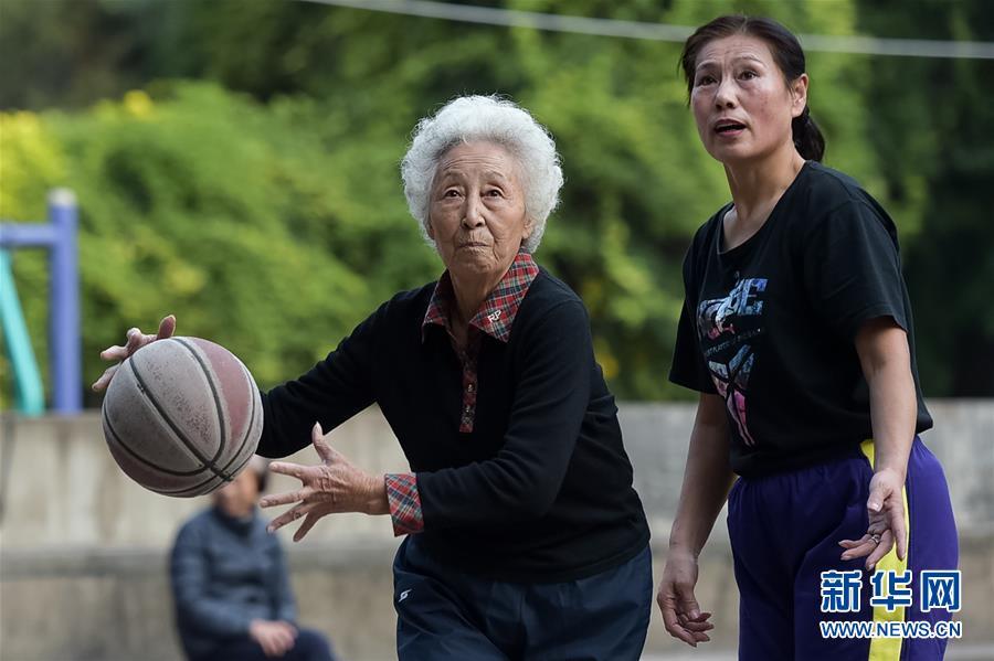 B体育81岁老太轻松玩转瑜伽 年轻人都不如她(图3)