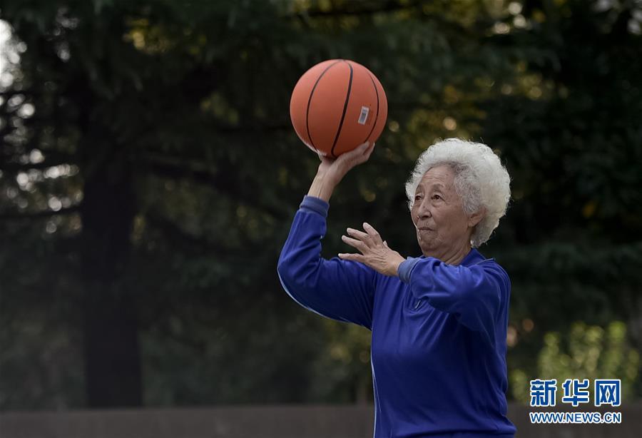 B体育81岁老太轻松玩转瑜伽 年轻人都不如她(图4)