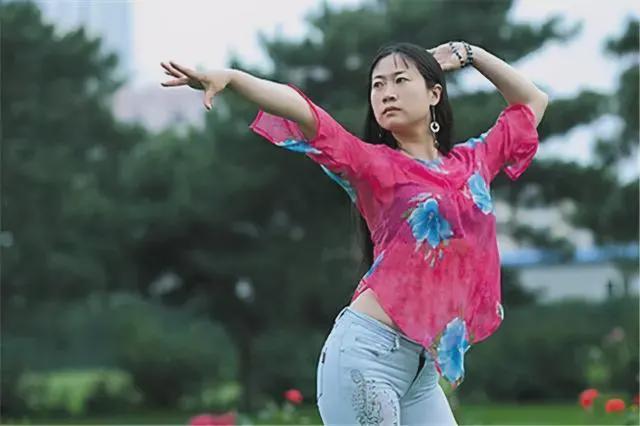 Bsports体育芙蓉姐姐：靠扮丑成网红最火时被男友抛弃从普信女到身价过亿(图3)